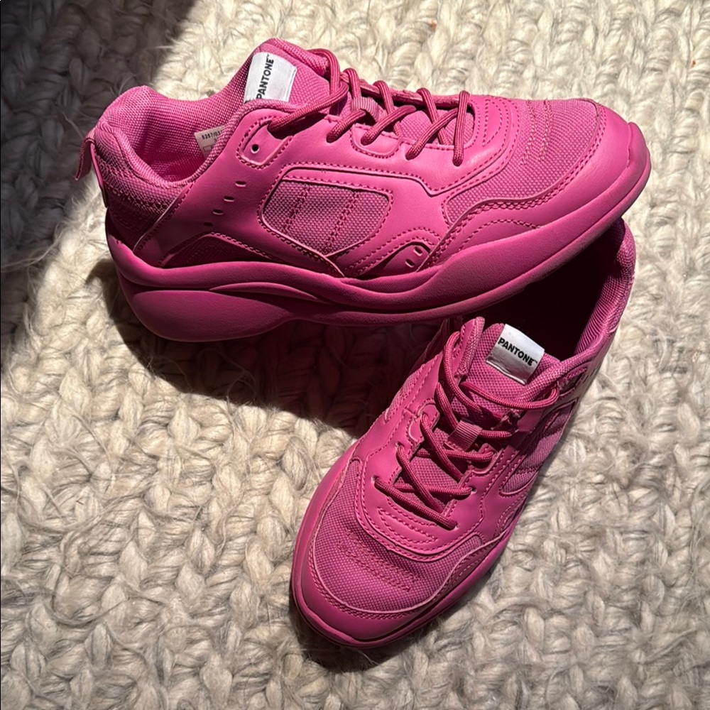 Bershka ‘Pantone color institute hot pink’